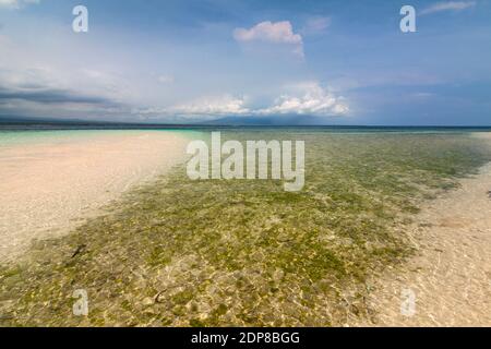 Tabuhan Island ist eines der marinen Tourismus Destinationen in Banyuwangi Regentschaft, Ost-Java. Stockfoto