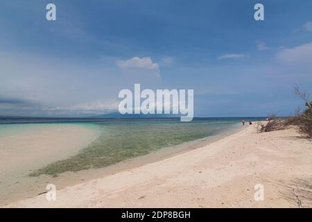 Tabuhan Island ist eines der marinen Tourismus Destinationen in Banyuwangi Regentschaft, Ost-Java. Stockfoto