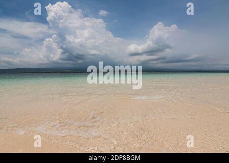 Tabuhan Island ist eines der marinen Tourismus Destinationen in Banyuwangi Regentschaft, Ost-Java. Stockfoto