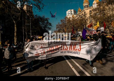 Barcelona, Spanien. Dezember 2020. Katalanische linke Aktivisten protestieren gegen Anti-Covid19 Maßnahmen als Schließungen und Einschränkungen sozialer Kontakte, die die katalanische Regierung aufgrund der beschleunigten Ausbreitung des Coronavirus auferlegt hat, und fordern, dass die daraus resultierende Wirtschaftskrise von den "Reichen" bezahlt wird. Quelle: Matthias Oesterle/Alamy Live News Stockfoto