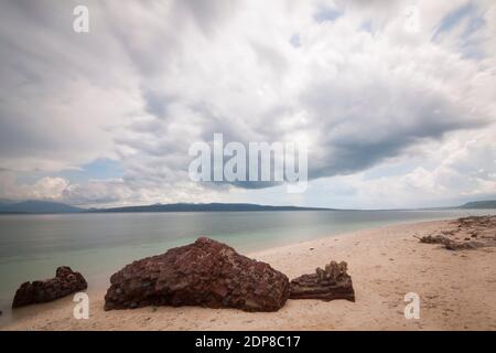 Tabuhan Island ist eines der marinen Tourismus Destinationen in Banyuwangi Regentschaft, Ost-Java. Stockfoto