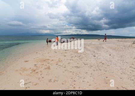 Tabuhan Island ist eines der marinen Tourismus Destinationen in Banyuwangi Regentschaft, Ost-Java. Stockfoto