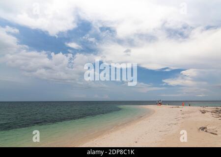 Tabuhan Island ist eines der marinen Tourismus Destinationen in Banyuwangi Regentschaft, Ost-Java. Stockfoto