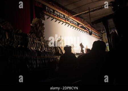 Puppentheater im Dorf Wuluhan. Wayang ist eine der traditionellen javanischen Kultur, die in Indonesien beheimatet ist. Stockfoto