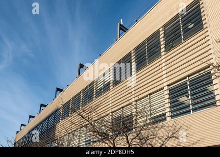 Ein Segment der Außenfassade eines kleinen Generikums Gebäude Stockfoto