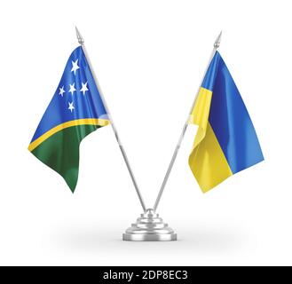 Ukraine und Salomonen Tischflaggen isoliert auf weißem 3D Rendering Stockfoto