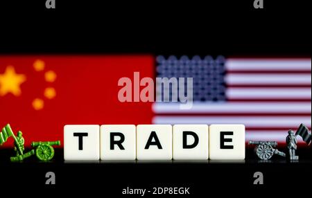 Das Wort 'Handel' aus Fliesen neben militärischen Miniaturen Auf verschwommenem China und US Flaggen Hintergrund Stockfoto