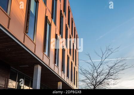 Ein Teil der orangefarbenen Außenfassade eines kleinen Generisches Gebäude Stockfoto