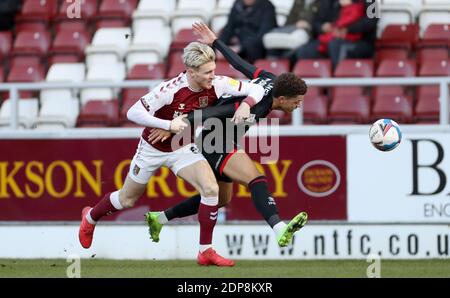 Ryan Watson von Northampton Town (rechts) und Brennan Johnson von Lincoln City (links) kämpfen während des Sky Bet League One-Spiels im PTS Academy Stadium in Northampton um den Ball. Stockfoto