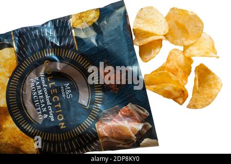 M&S Collection – Set aus Parmesan und Prosciutto mit handgekochten Chips in offener Runde Auf weißem Hintergrund - Kartoffelchips mit Parmesan und Prosciutto Würze Stockfoto