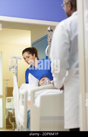 Arbeiter ib Notoperationen in Krankenhäusern Stockfoto