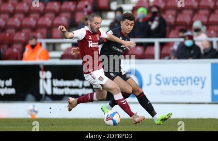 Lincoln Citys Brennan Johnson (rechts) und Northampton Town's Michael Harriman (links) kämpfen während des Sky Bet League One Matches im PTS Academy Stadium, Northampton, um den Ball. Stockfoto