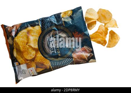 M&S Collection Parmesan & Prosciutto von Hand gekochte Chips isoliert geöffnet Auf weißem Hintergrund - Kartoffelchips mit Parmesan und Prosciutto Würze Stockfoto