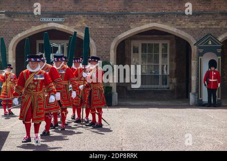 Die Queen's zeremoniellen Bodyguards in den Vorplatz der Friary Court, einen Teil der St. James's Palace Stockfoto