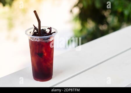 Roselle Saft in einem Glas mit getrockneten Okra Stockfoto