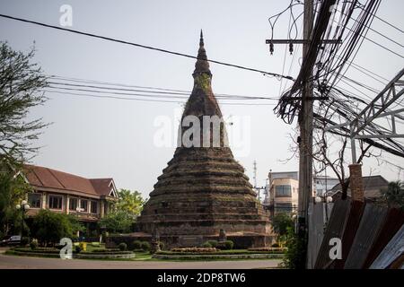 LAO - VIENTIANE LA COMPROMISE Même si elle se approche du million d’habitants, Vientiane a encore les allures d’une bourgade à Côte des mégapoles des Stockfoto