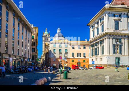 Genua, Italien, 11. September 2018: Gebäude mit bunten Mauern auf der Piazza Giacomo Matteotti Platz und Kuppel der Kathedrale von San Lorenzo katholische Kirche i Stockfoto