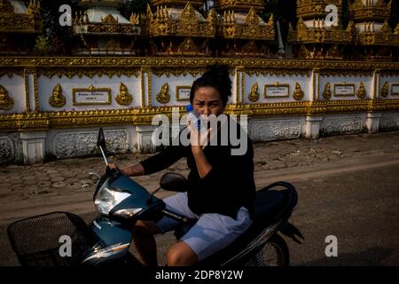 LAO - VIENTIANE LA COMPROMISE Même si elle se approche du million d’habitants, Vientiane a encore les allures d’une bourgade à Côte des mégapoles des Stockfoto