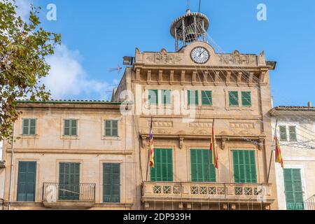 Llucmajor, Spanien; dezember 17 2020: Fassade des Rathauses von Llucmajor zur Weihnachtszeit an einem sonnigen Tag Stockfoto