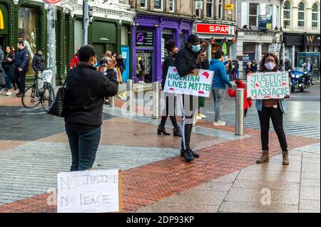 Cork, Irland. Dezember 2020. Ein kleiner Protest fand heute auf der Grand Parade in Cork statt und forderte Gerechtigkeit für das Massaker von Lekki, das am 20. Oktober 2020 in Lagos, Nigeria, stattfand. Nigerianer protestierten gegen die Brutalität der Polizei, als Beamte der nigerianischen Armee angeblich das Feuer auf Demonstranten eröffneten und mehrere Todesfälle verursachten. Quelle: AG News/Alamy Live News Stockfoto