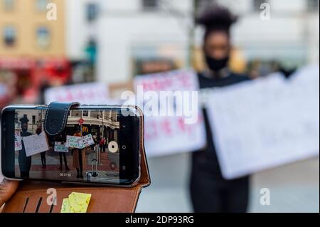 Cork, Irland. Dezember 2020. Ein kleiner Protest fand heute auf der Grand Parade in Cork statt und forderte Gerechtigkeit für das Massaker von Lekki, das am 20. Oktober 2020 in Lagos, Nigeria, stattfand. Nigerianer protestierten gegen die Brutalität der Polizei, als Beamte der nigerianischen Armee angeblich das Feuer auf Demonstranten eröffneten und mehrere Todesfälle verursachten. Quelle: AG News/Alamy Live News Stockfoto