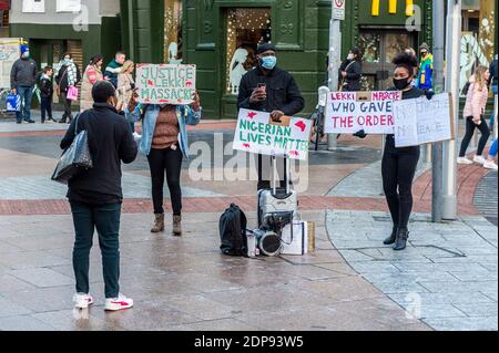 Cork, Irland. Dezember 2020. Ein kleiner Protest fand heute auf der Grand Parade in Cork statt und forderte Gerechtigkeit für das Massaker von Lekki, das am 20. Oktober 2020 in Lagos, Nigeria, stattfand. Nigerianer protestierten gegen die Brutalität der Polizei, als Beamte der nigerianischen Armee angeblich das Feuer auf Demonstranten eröffneten und mehrere Todesfälle verursachten. Quelle: AG News/Alamy Live News Stockfoto