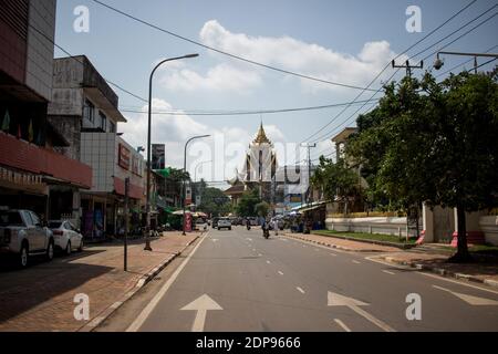 LAO - VIENTIANE LA COMPROMISE Même si elle se approche du million d’habitants, Vientiane a encore les allures d’une bourgade à Côte des mégapoles des Stockfoto