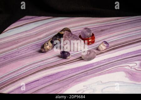 Verschiedene Formen, Größen und Schnitte von Amethyst Kristall . Hochwertige Fotos Stockfoto