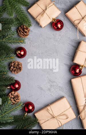 Weihnachtsfeiertage Komposition. Rote Ornamente und Kugel Dekorationen, Tannenbaum, Geschenke und Tannenzapfen. Speicherplatz kopieren Stockfoto