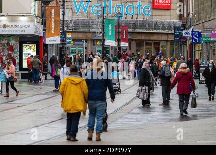 Dundee, Tayside, Schottland, Großbritannien. Dezember 2020. UK Wetter: Kühles und nasses Wetter in Nordostschottland mit Temperaturen bis 8 Grad Einige Käufer tragen Gesichtsmasken, während andere ohne Gesichtsschutz zusammen entlang der Murraygate im Stadtzentrum mit Einkaufstaschen und Geselligkeit unterwegs sind, während Dundee Tier 3 Covid-19 Lockdown-Beschränkungen erfährt, während die Coronavirus-Pandemie in der Tayside-Region andauert. Kredit: Dundee Photographics/Alamy Live Nachrichten Stockfoto