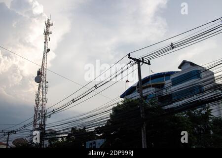 LAO - VIENTIANE LA COMPROMISE Même si elle se approche du million d’habitants, Vientiane a encore les allures d’une bourgade à Côte des mégapoles des Stockfoto