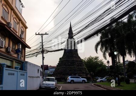 LAO - VIENTIANE LA COMPROMISE Même si elle se approche du million d’habitants, Vientiane a encore les allures d’une bourgade à Côte des mégapoles des Stockfoto