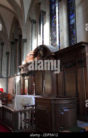 Altar und Kanzel des 12. Jahrhunderts Tempelritter Tempel Kirche in Fleet Street London England Großbritannien, das ist ein Beliebtes Reiseziel Tourist att Stockfoto