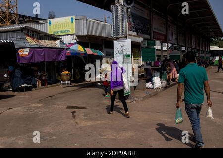 LAO - VIENTIANE LA COMPROMISE Même si elle se approche du million d’habitants, Vientiane a encore les allures d’une bourgade à Côte des mégapoles des Stockfoto