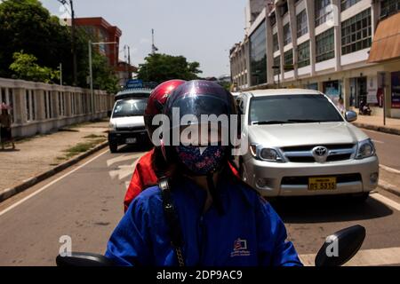 LAO - VIENTIANE LA COMPROMISE Même si elle se approche du million d’habitants, Vientiane a encore les allures d’une bourgade à Côte des mégapoles des Stockfoto