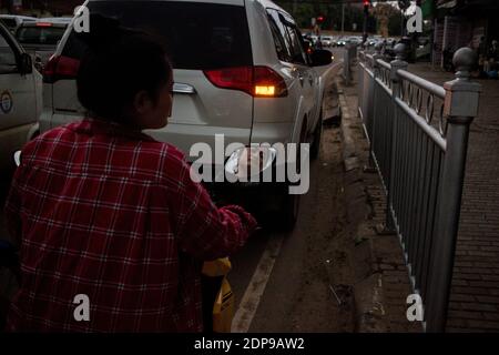 LAO - VIENTIANE LA COMPROMISE Même si elle se approche du million d’habitants, Vientiane a encore les allures d’une bourgade à Côte des mégapoles des Stockfoto