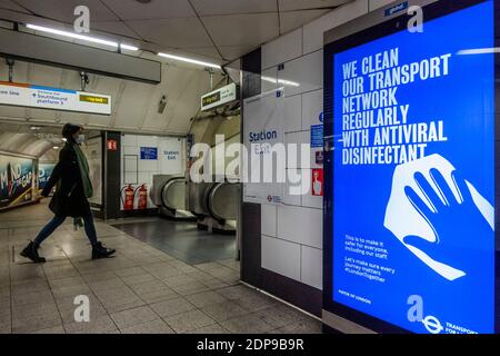 London, Großbritannien. Dezember 2020. Informationen über die Bahnreinigung - die U-Bahn wird immer geschäftiger, da die zweite Coronavirus-Sperre beendet ist und der Weihnachtsaufbau im Gange ist - jedoch scheint ein weiteres Niveau von Restroktionen auf dem Weg zu sein. Diejenigen, die Reisen meist tragen Masken, nachdem sie obligatorisch auf öffentlichen Verkehrsmitteln. Kredit: Guy Bell/Alamy Live Nachrichten Stockfoto