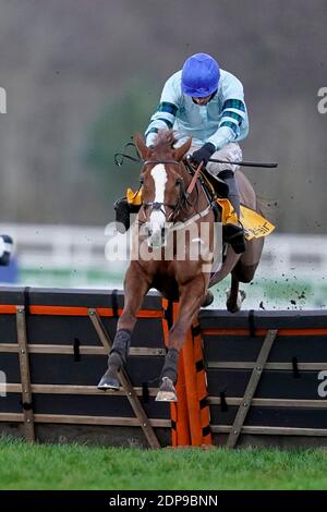 Tom O'Brien fährt nicht so schläfrig klar der letzte, der die Betfair Exchange Trophy am Samstag des Dezember Racing Weekend auf Ascot Racecourse gewinnt. Stockfoto