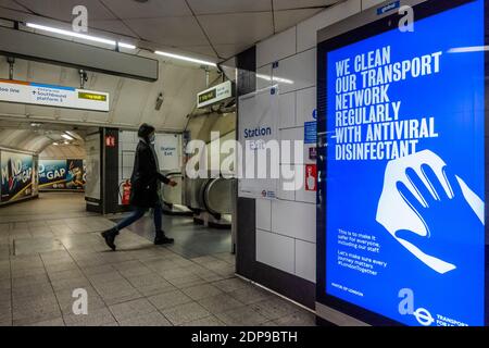 London, Großbritannien. Dezember 2020. Informationen über die Bahnreinigung - die U-Bahn wird immer geschäftiger, da die zweite Coronavirus-Sperre beendet ist und der Weihnachtsaufbau im Gange ist - jedoch scheint ein weiteres Niveau von Restroktionen auf dem Weg zu sein. Diejenigen, die Reisen meist tragen Masken, nachdem sie obligatorisch auf öffentlichen Verkehrsmitteln. Kredit: Guy Bell/Alamy Live Nachrichten Stockfoto