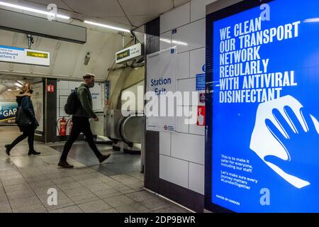 London, Großbritannien. Dezember 2020. Informationen über die Bahnreinigung - die U-Bahn wird immer geschäftiger, da die zweite Coronavirus-Sperre beendet ist und der Weihnachtsaufbau im Gange ist - jedoch scheint ein weiteres Niveau von Restroktionen auf dem Weg zu sein. Diejenigen, die Reisen meist tragen Masken, nachdem sie obligatorisch auf öffentlichen Verkehrsmitteln. Kredit: Guy Bell/Alamy Live Nachrichten Stockfoto