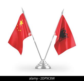 Albanien und China Tischflaggen isoliert auf weißem 3D-Rendering Stockfoto