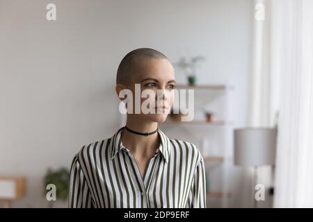 Nachdenklich tausendjährige Frau mit kurzen Haaren stellen nicht formale Subkultur Stockfoto