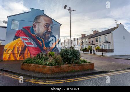 Wandmalereien, die Teil der New Brighton Street Art, New Brighton, Wirral, Merseyside sind - das Stück mit dem Titel „Unsung Heroes“ ist ein Porträt der lokalen RNLI Stockfoto