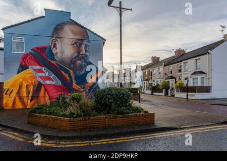 Wandmalereien, die Teil der New Brighton Street Art, New Brighton, Wirral, Merseyside sind - das Stück mit dem Titel „Unsung Heroes“ ist ein Porträt der lokalen RNLI Stockfoto