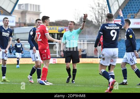 LONDON, ENGLAND. 19. DEZEMBER Ryan Yates von Nottingham Forest und Tom Bradshaw von Millwall protestierten gegen die Entscheidung des Schiedsrichters Oliver Langford während des Sky Bet Championship-Spiels zwischen Millwall und Nottingham Forest am Samstag, 19. Dezember 2020 in Den, London. (Kredit: Ivan Yordanov, MI Nachrichten) Kredit: MI Nachrichten & Sport /Alamy Live Nachrichten Stockfoto