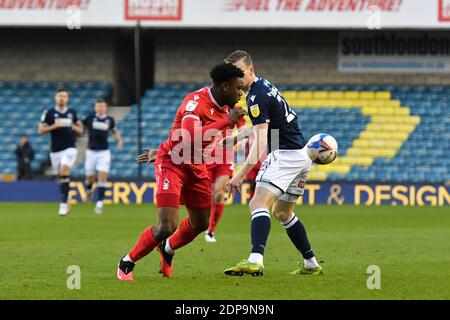 LONDON, ENGLAND. 19. DEZEMBER Loic MBE Soh von Nottingham Forest kämpft um den Besitz mit Jon Daoi Boovarsson von Millwall während des Sky Bet Championship-Spiels zwischen Millwall und Nottingham Forest in The Den, London am Samstag, 19. Dezember 2020. (Kredit: Ivan Yordanov, MI Nachrichten) Kredit: MI Nachrichten & Sport /Alamy Live Nachrichten Stockfoto