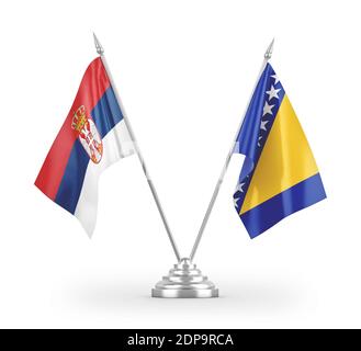 Bosnien und Herzegowina und Serbien table Flaggen isoliert auf weiß 3D-Rendering Stockfoto