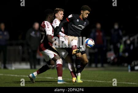 Lincoln Citys Brennan Johnson (rechts) wird von Northampton Town's Sam Hoskins (Mitte) und Christopher Missilou (links) während des Sky Bet League One Spiels im PTS Academy Stadium, Northampton, angegangen. Stockfoto