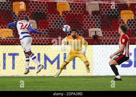 London, Großbritannien. Dezember 2020. Sone Aluko of Reading erzielt 3-1 während des EFL Sky Bet Championship-Spiels zwischen Brentford und Reading im Brentford Community Stadium, London, England am 19. Dezember 2020. Foto von Ken Sparks. Nur redaktionelle Verwendung, Lizenz für kommerzielle Nutzung erforderlich. Keine Verwendung bei Wetten, Spielen oder Veröffentlichungen einzelner Vereine/Vereine/Spieler. Kredit: UK Sports Pics Ltd/Alamy Live Nachrichten Stockfoto