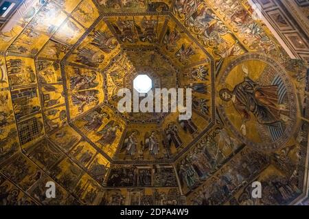 Schöne Nahaufnahme der herrlichen Mosaikdecke im Inneren des berühmten Baptisterium San Giovanni in Florenz. Bedeckt mit Mosaiken auf Gold Hintergrund... Stockfoto